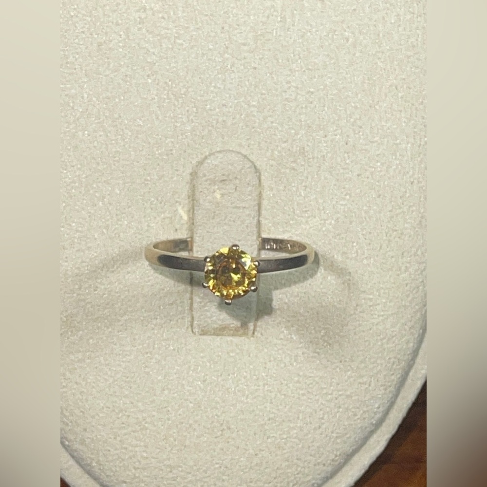 10K Solid Yellow Gold 0.84Ctw Yellow Sapphire Ring 1.2 grams